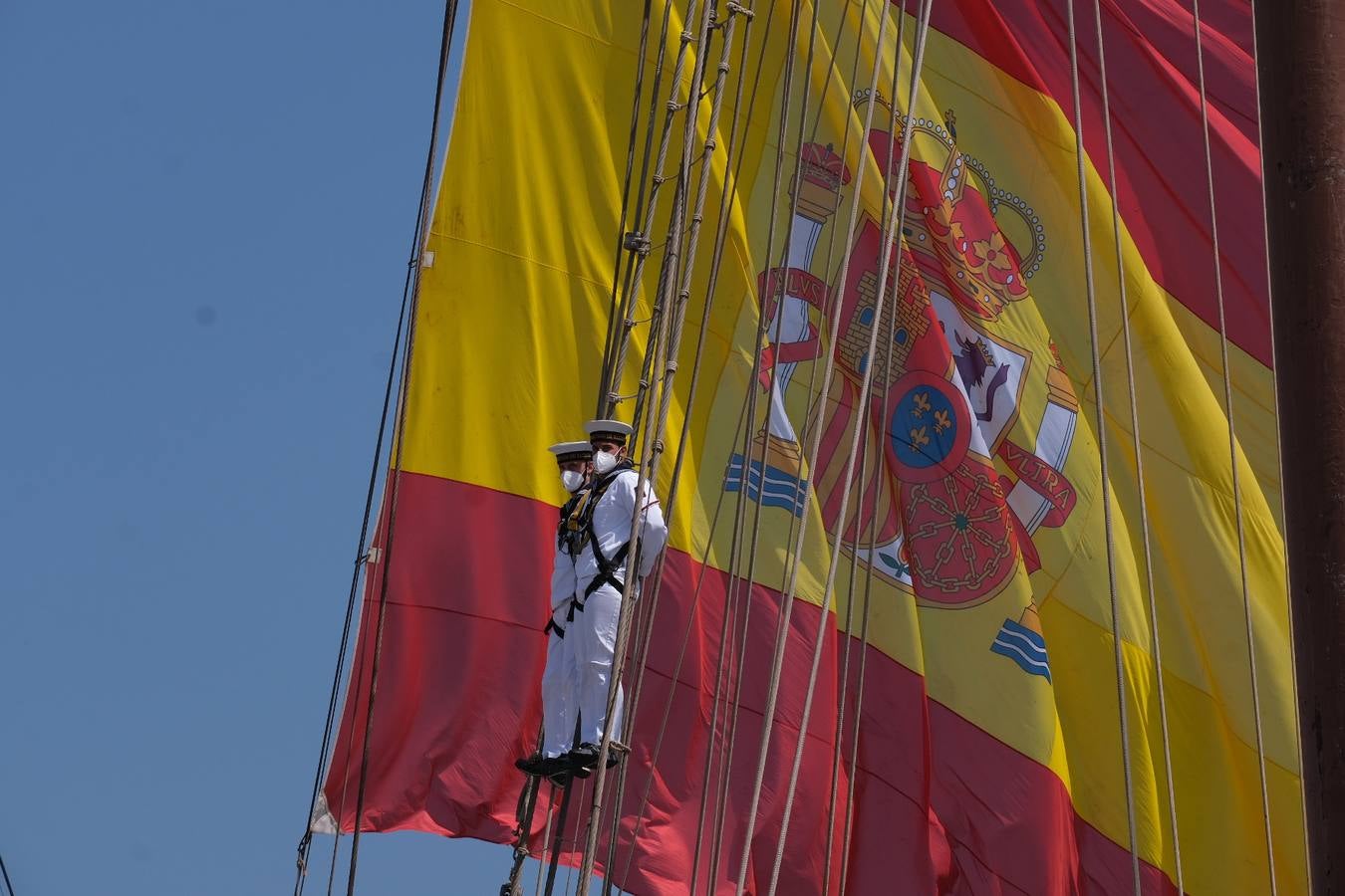 FOTOS: Así ha sido el recibimiento en Cádiz al Juan Sebastián de Elcano