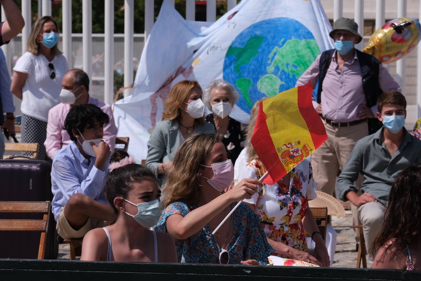 FOTOS: Así ha sido el recibimiento en Cádiz al Juan Sebastián de Elcano