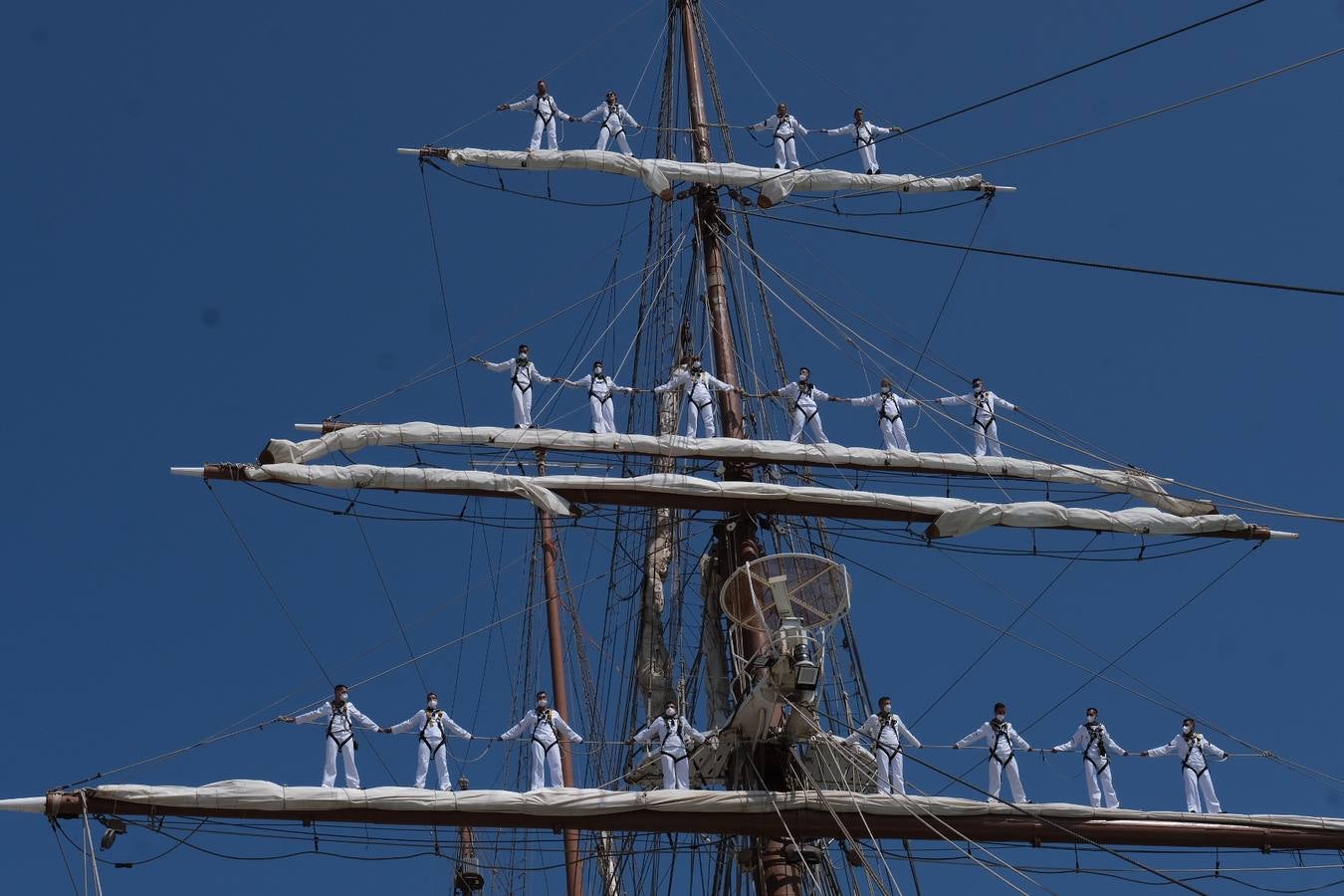 FOTOS: Así ha sido el recibimiento en Cádiz al Juan Sebastián de Elcano