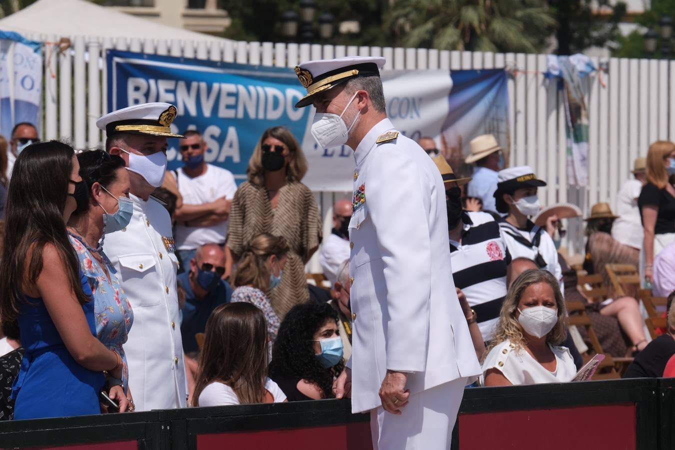 FOTOS: Así ha sido el recibimiento en Cádiz al Juan Sebastián de Elcano