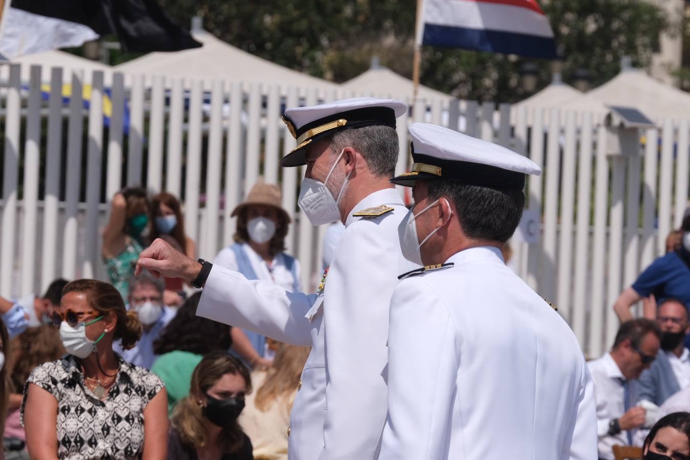 FOTOS: Así ha sido el recibimiento en Cádiz al Juan Sebastián de Elcano