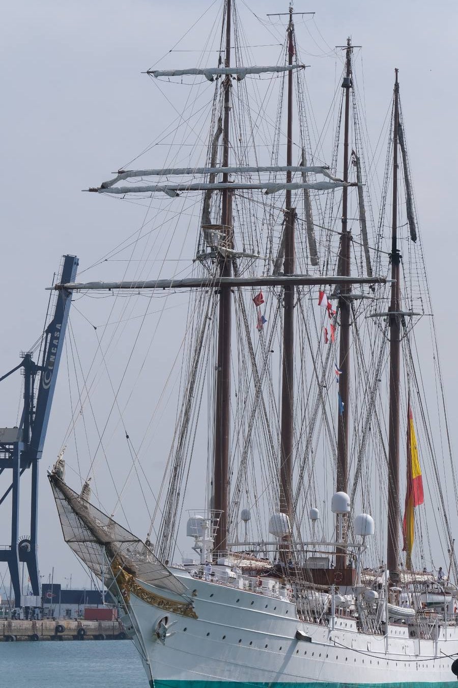 FOTOS: Así ha sido el recibimiento en Cádiz al Juan Sebastián de Elcano