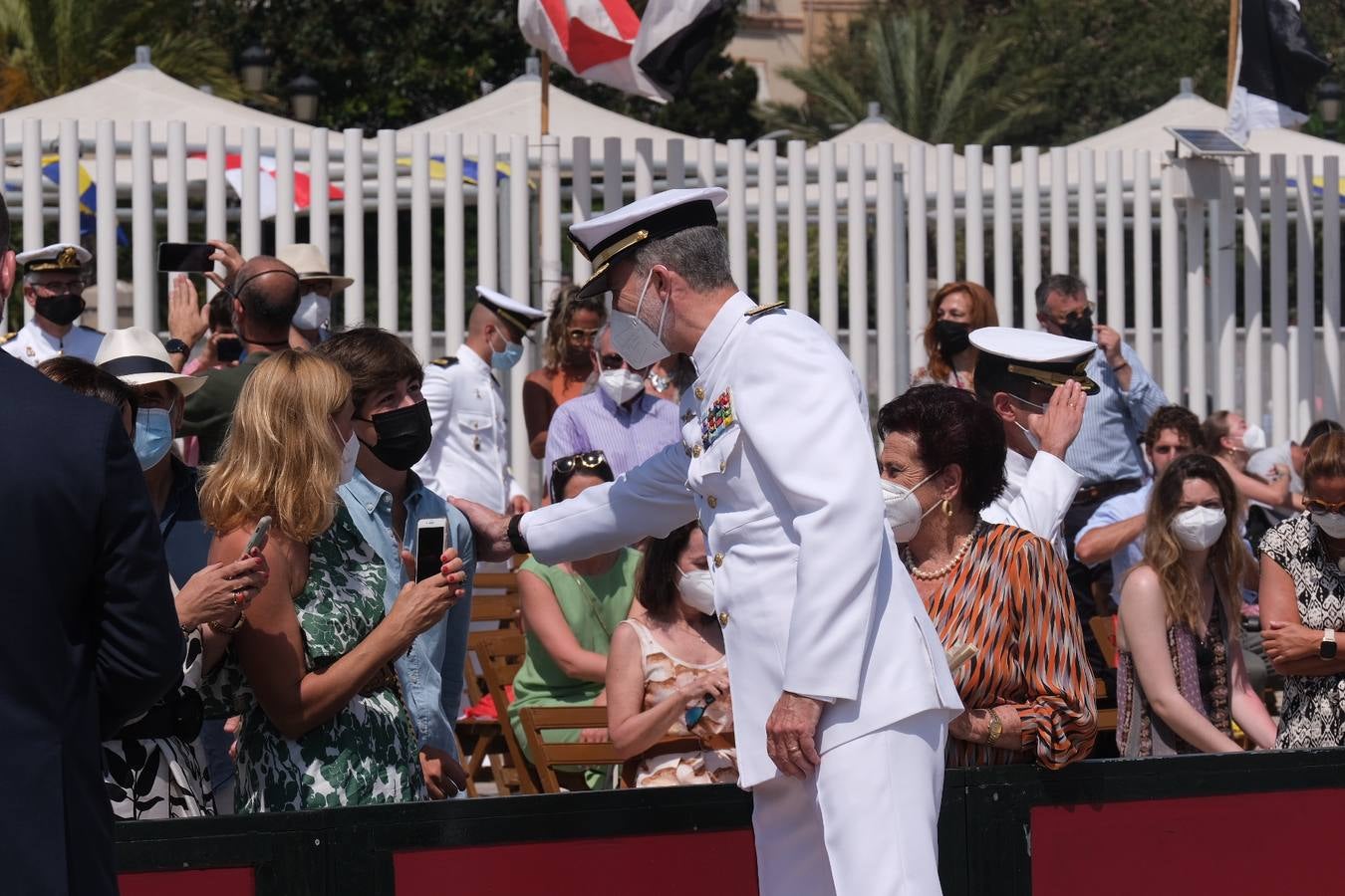 FOTOS: Así ha sido el recibimiento en Cádiz al Juan Sebastián de Elcano