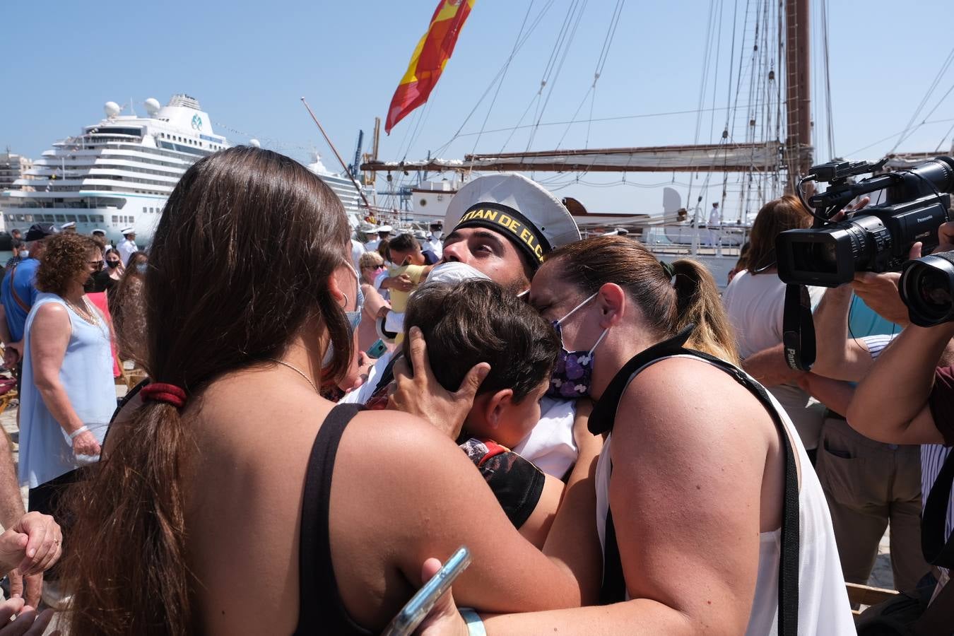 FOTOS: Así ha sido el recibimiento en Cádiz al Juan Sebastián de Elcano