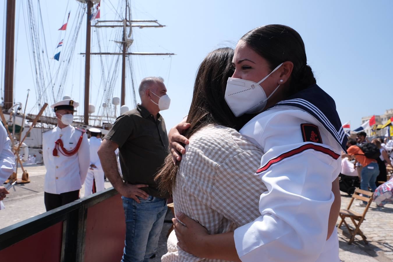 FOTOS: Así ha sido el recibimiento en Cádiz al Juan Sebastián de Elcano