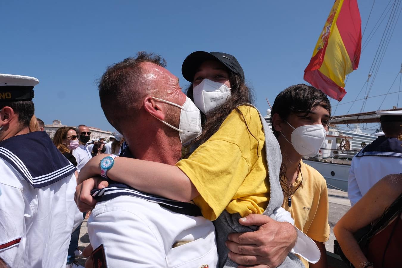 FOTOS: Así ha sido el recibimiento en Cádiz al Juan Sebastián de Elcano