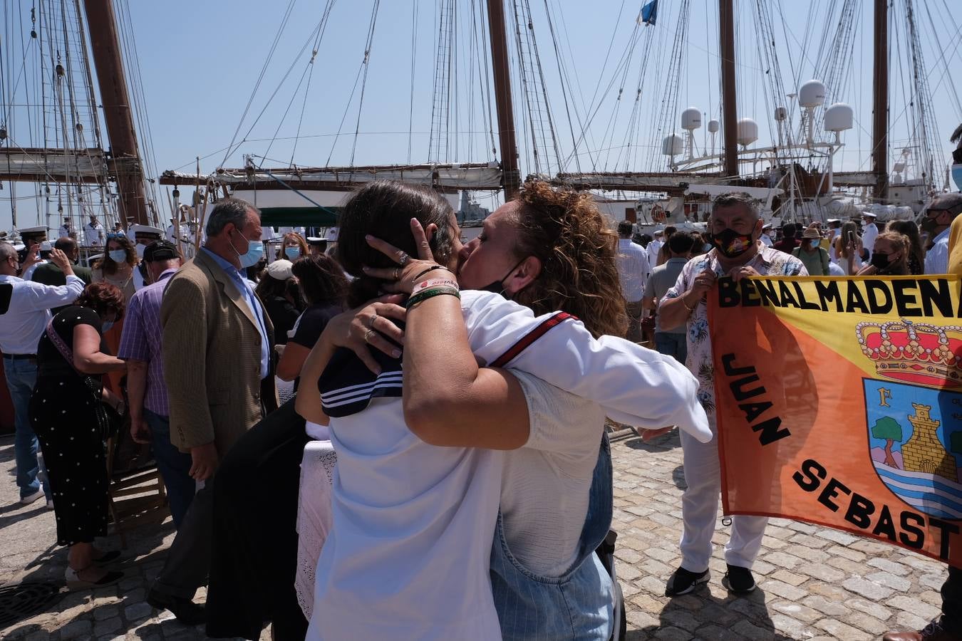 FOTOS: Así ha sido el recibimiento en Cádiz al Juan Sebastián de Elcano