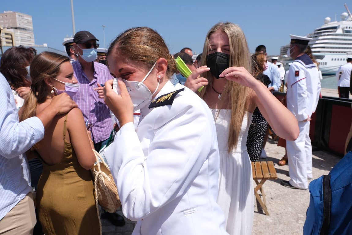 FOTOS: Así ha sido el recibimiento en Cádiz al Juan Sebastián de Elcano