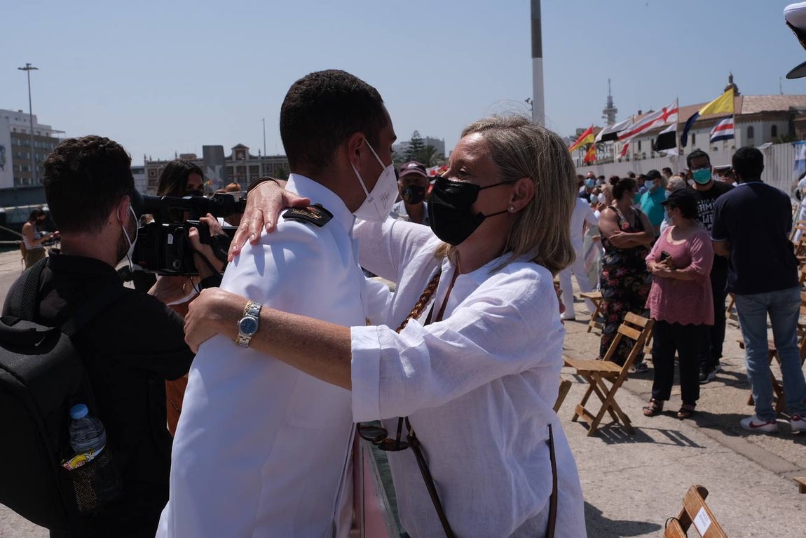 FOTOS: Así ha sido el recibimiento en Cádiz al Juan Sebastián de Elcano