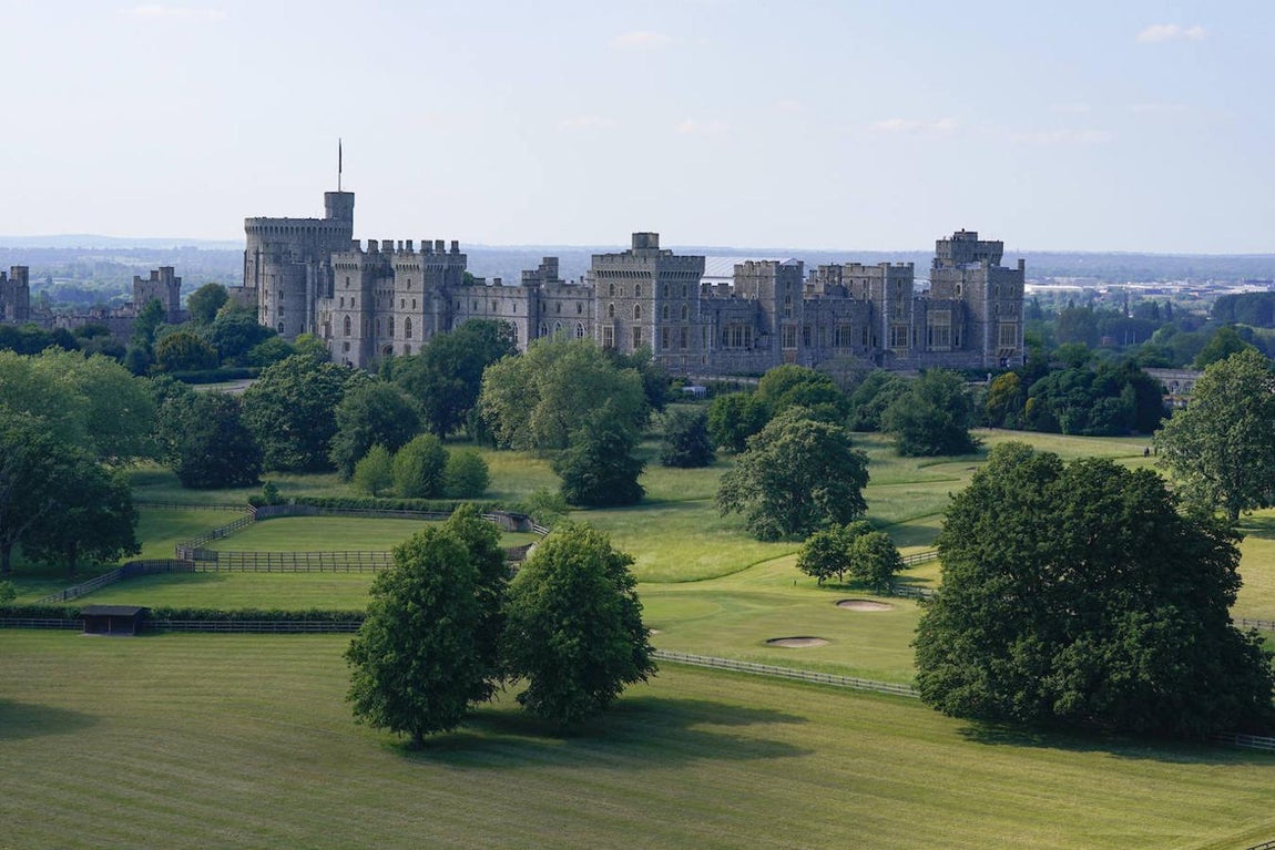 El castillo de Windsor, residencia de Isabel II. La Reina tiene fijada su residencia en el impresionante castillo de Windsor, del siglo XI, tras abandonar Buckingham por la crisis sanitaria