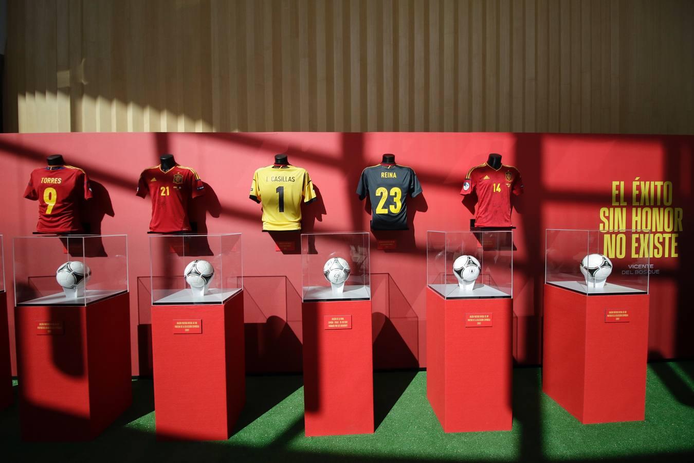 Una exposición en Torre Sevilla sobre la Eurocopa homenajea a la Selección Española de fútbol