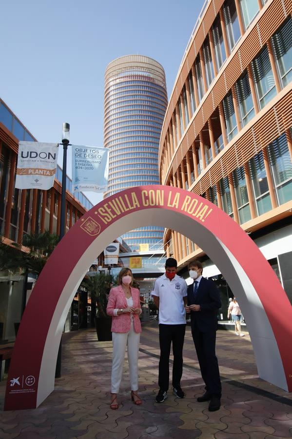 Una exposición en Torre Sevilla sobre la Eurocopa homenajea a la Selección Española de fútbol