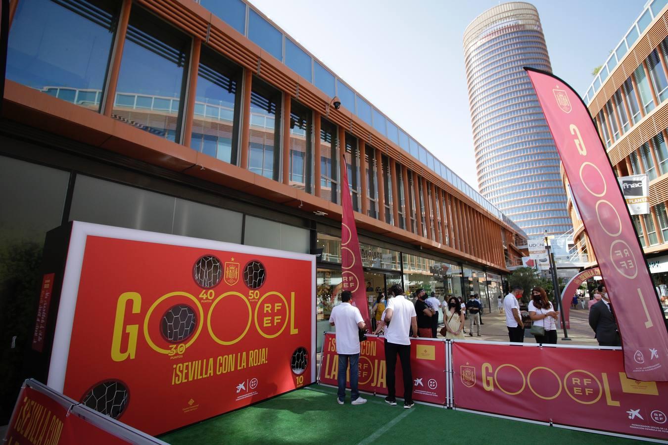 Una exposición en Torre Sevilla sobre la Eurocopa homenajea a la Selección Española de fútbol