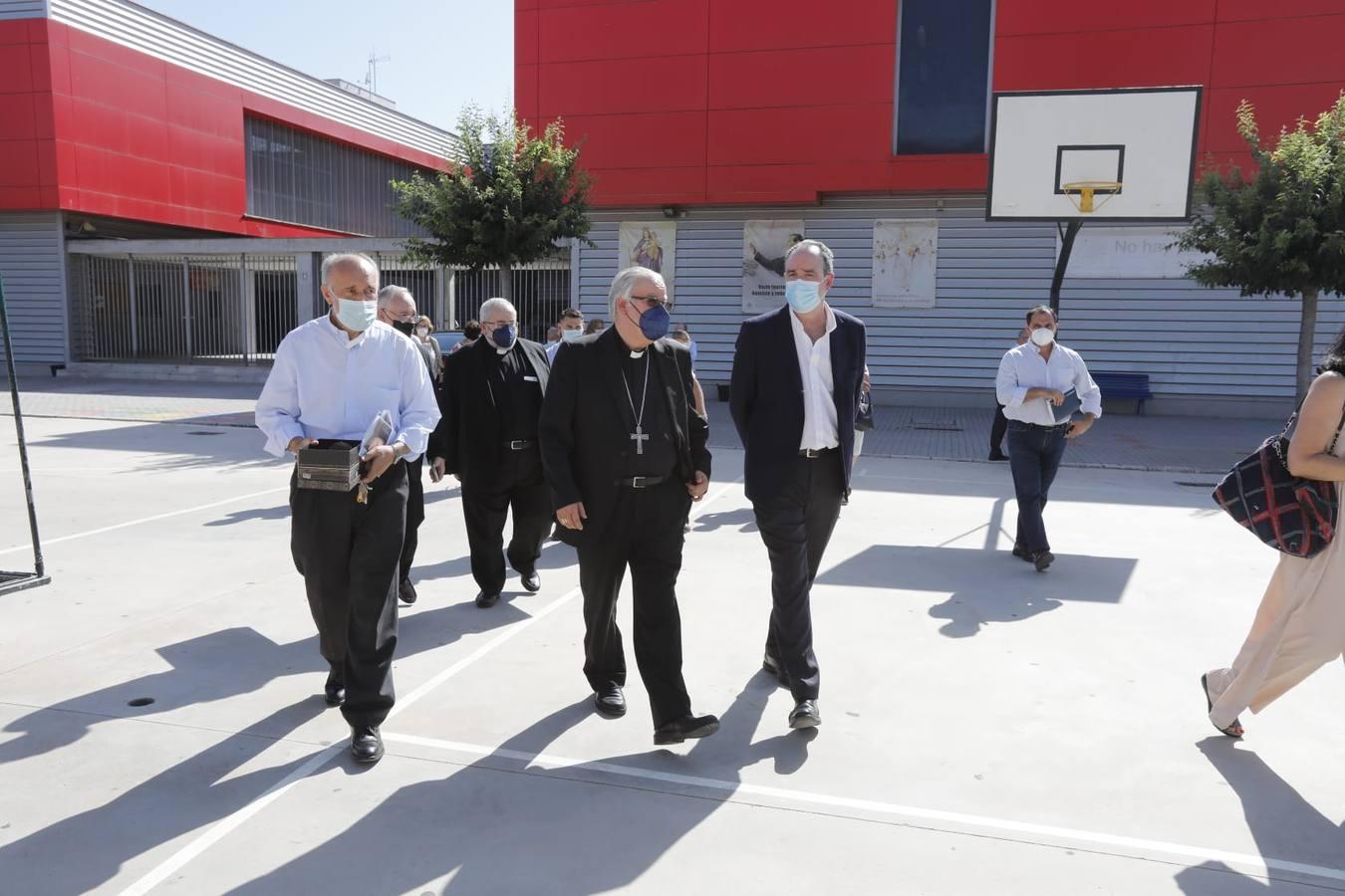 En imágenes, el arzobispo de Sevilla, Saiz Meneses, visita el Polígono Sur