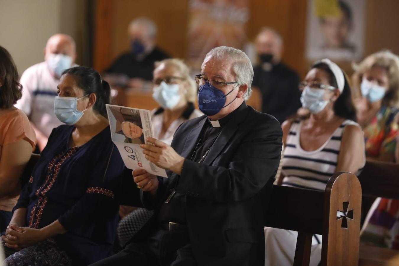 En imágenes, el arzobispo de Sevilla, Saiz Meneses, visita el Polígono Sur