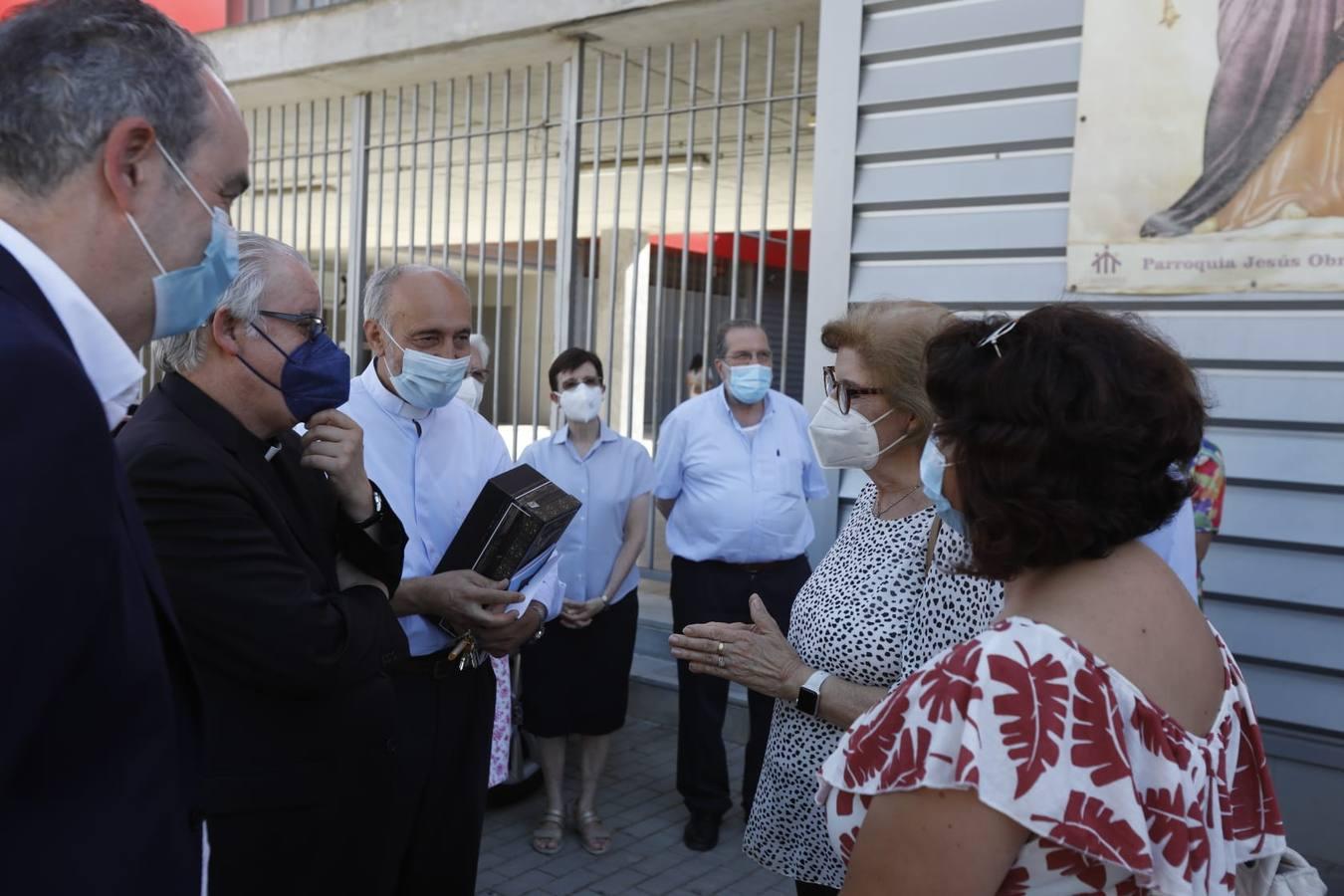 En imágenes, el arzobispo de Sevilla, Saiz Meneses, visita el Polígono Sur