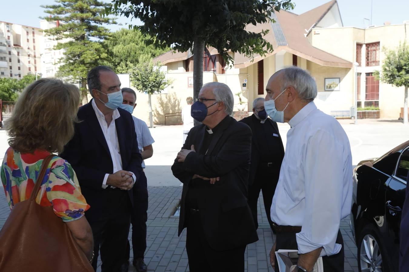 En imágenes, el arzobispo de Sevilla, Saiz Meneses, visita el Polígono Sur