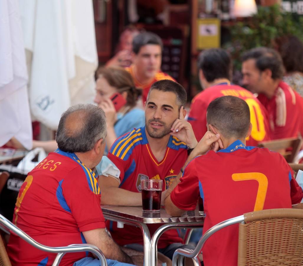 Eurocopa 2020 en Sevilla: calor y ganas de fiesta entre los aficionados de España y Suecia