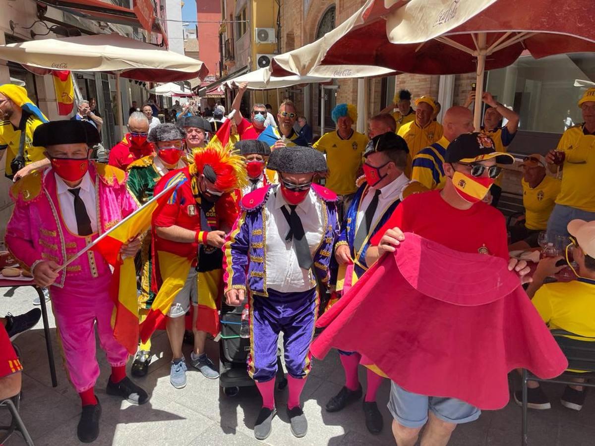 Eurocopa 2020 en Sevilla: calor y ganas de fiesta entre los aficionados de España y Suecia