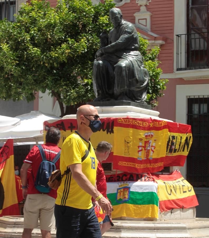 Eurocopa 2020 en Sevilla: calor y ganas de fiesta entre los aficionados de España y Suecia