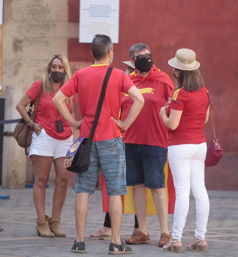 Eurocopa 2020 en Sevilla: calor y ganas de fiesta entre los aficionados de España y Suecia