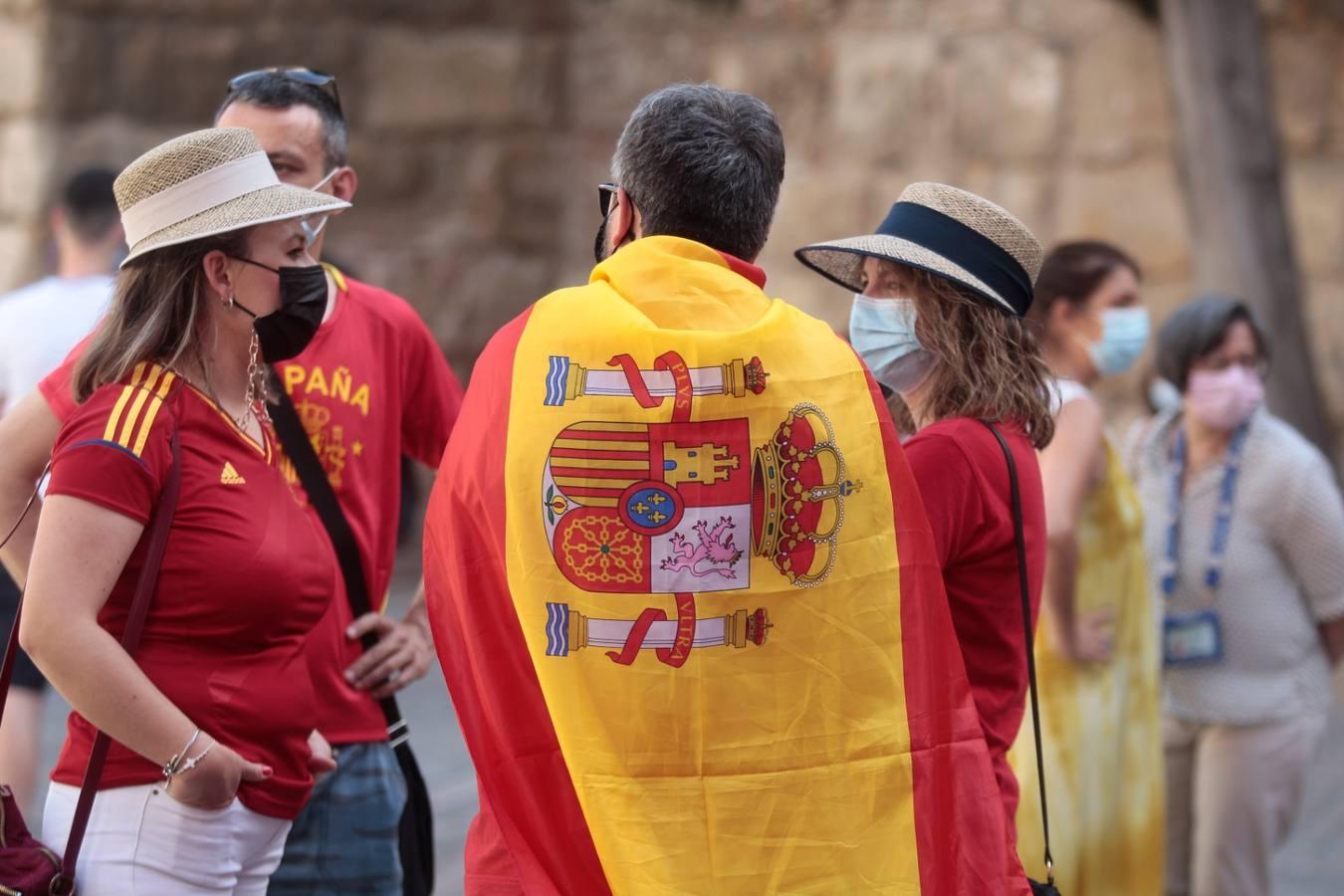 Eurocopa 2020 en Sevilla: calor y ganas de fiesta entre los aficionados de España y Suecia