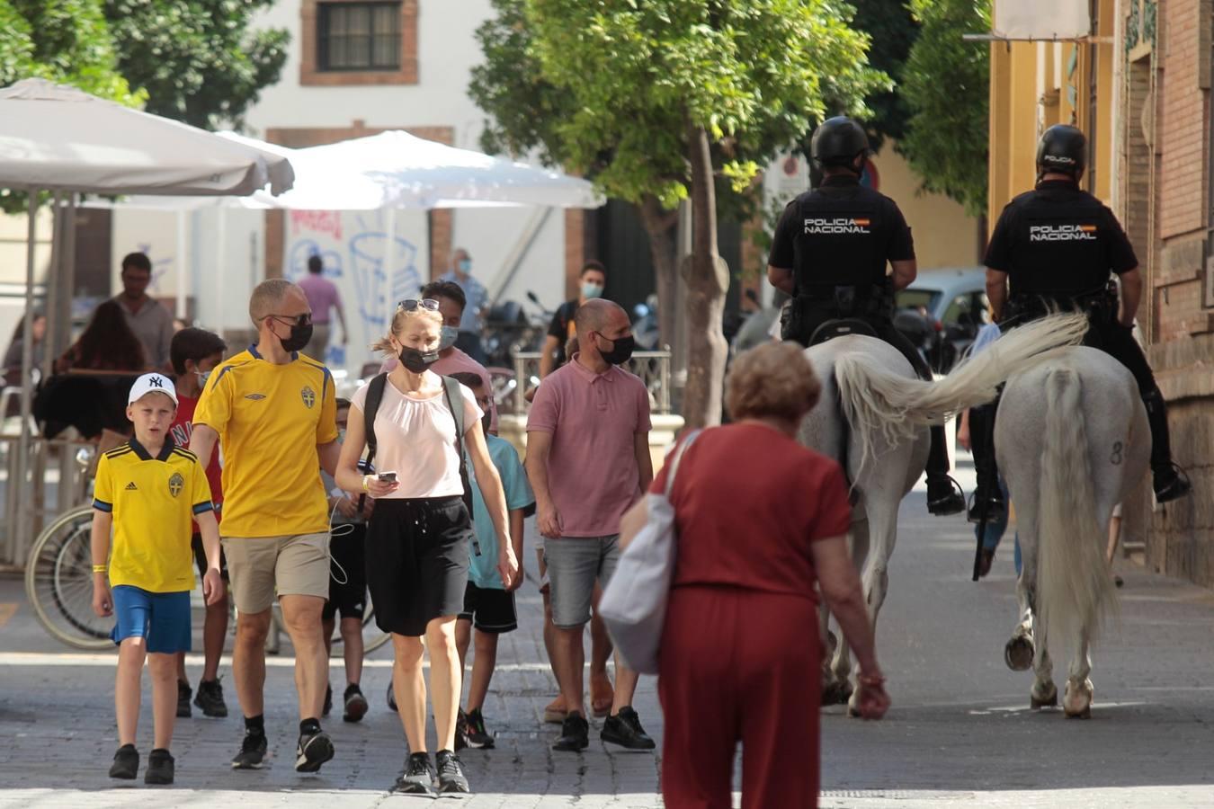 Eurocopa 2020 en Sevilla: calor y ganas de fiesta entre los aficionados de España y Suecia