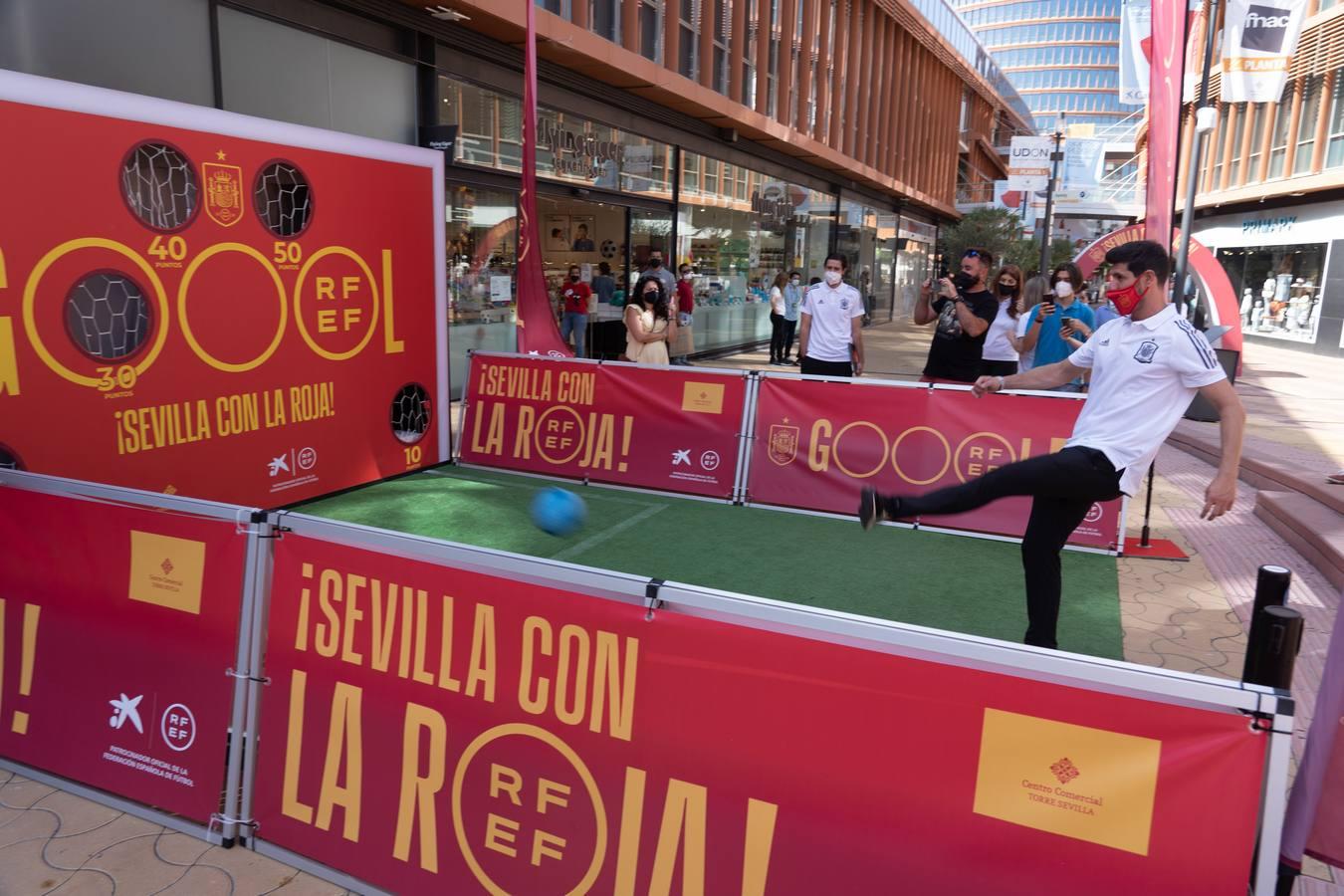 Una exposición en Torre Sevilla sobre la Eurocopa homenajea a la Selección Española de fútbol