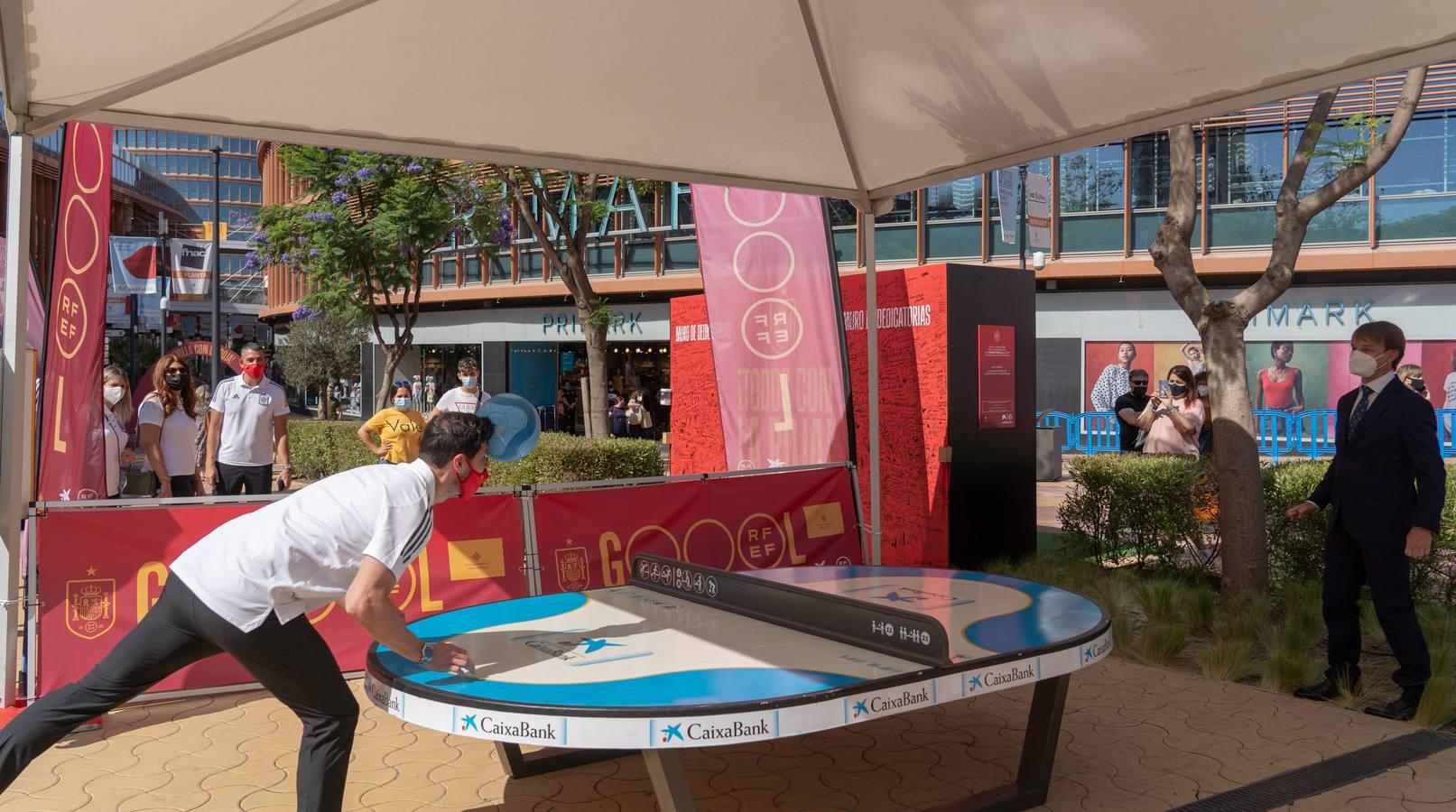 Una exposición en Torre Sevilla sobre la Eurocopa homenajea a la Selección Española de fútbol