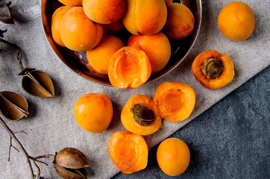 Albaricoque. El <a href="https://www.abc.es/bienestar/alimentacion/abci-albaricoque-202003161222_noticia.html" target="_blank">albaricoque</a> es una fruta que encontramos entre los meses de mayo y septiembre. Se puede resaltar su aporte de potasio,  vitamina C, β-carotenos y quercetina. Comparado con otras frutas, su aporte energético es bastante bajo, dada su elevada cantidad de agua y modesto aporte de hidratos de carbono.