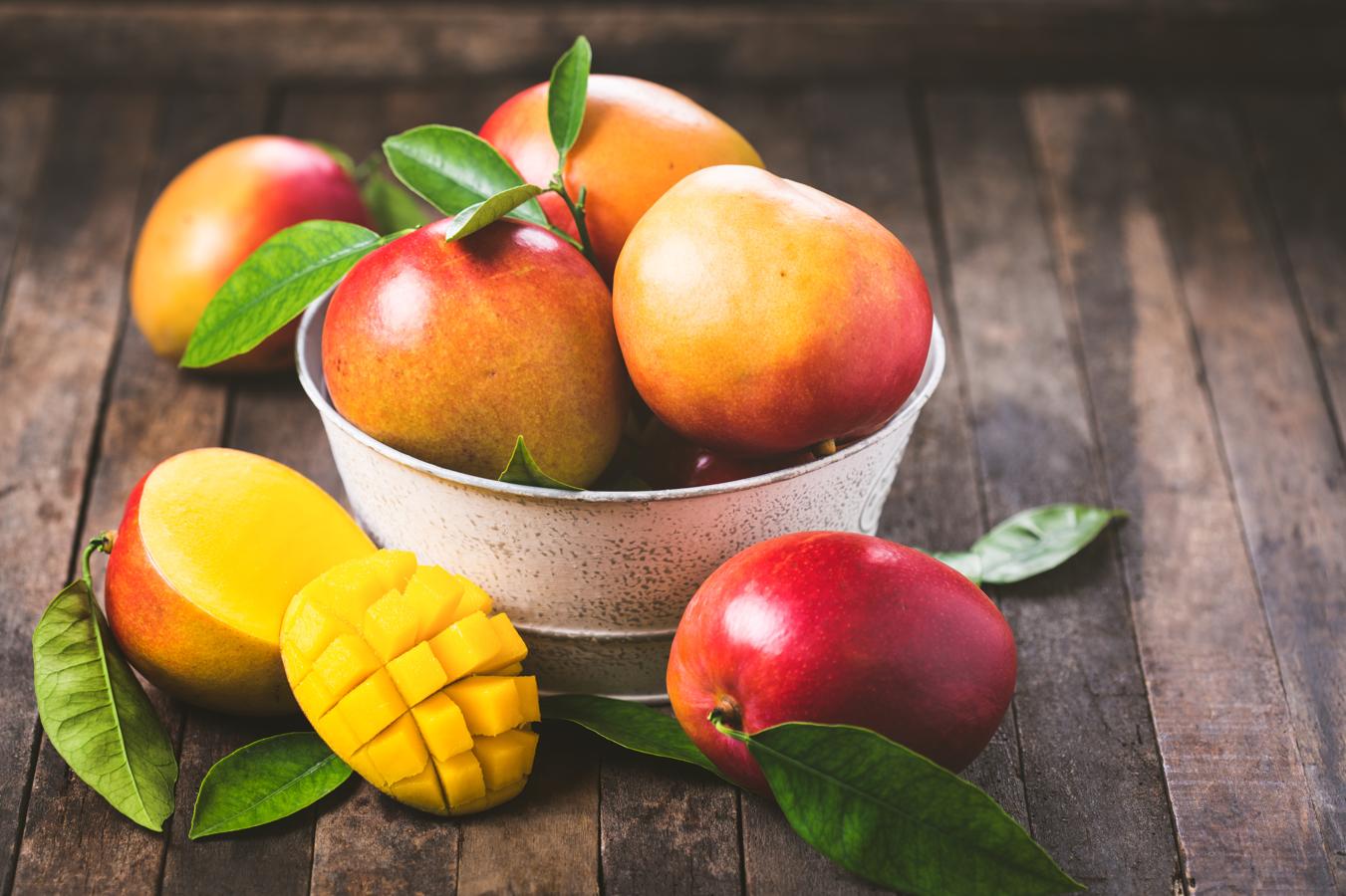 Mango. El <a href="https://www.abc.es/bienestar/alimentacion/abci-mango-202007300357_noticia.html">mango</a>, con un marcado sabor dulce, es una de esas frutas que grita verano. Cuenta con minerales, vitaminas del grupo A y B, sobre todo, ácido fólico, y un mínimo de vitamina C, con carotenos y con muy buen aporte de fibra.