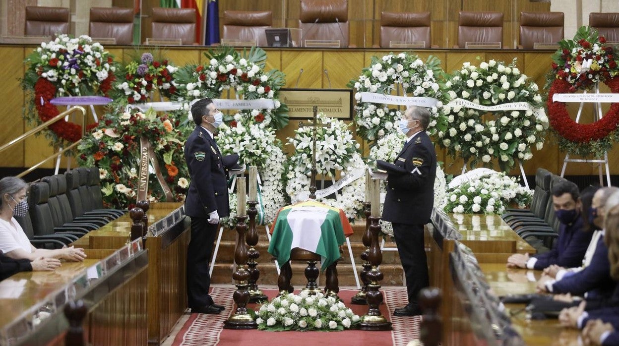 La capilla ardiente de Manuel Clavero, en imágenes