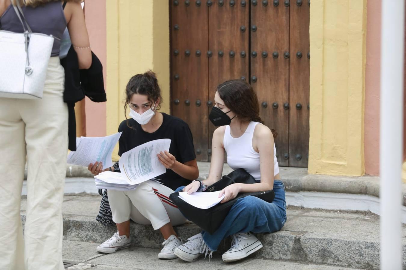 Selectividad 2021: Nervios y tensión en la primera jornada en la Universidad de Sevilla