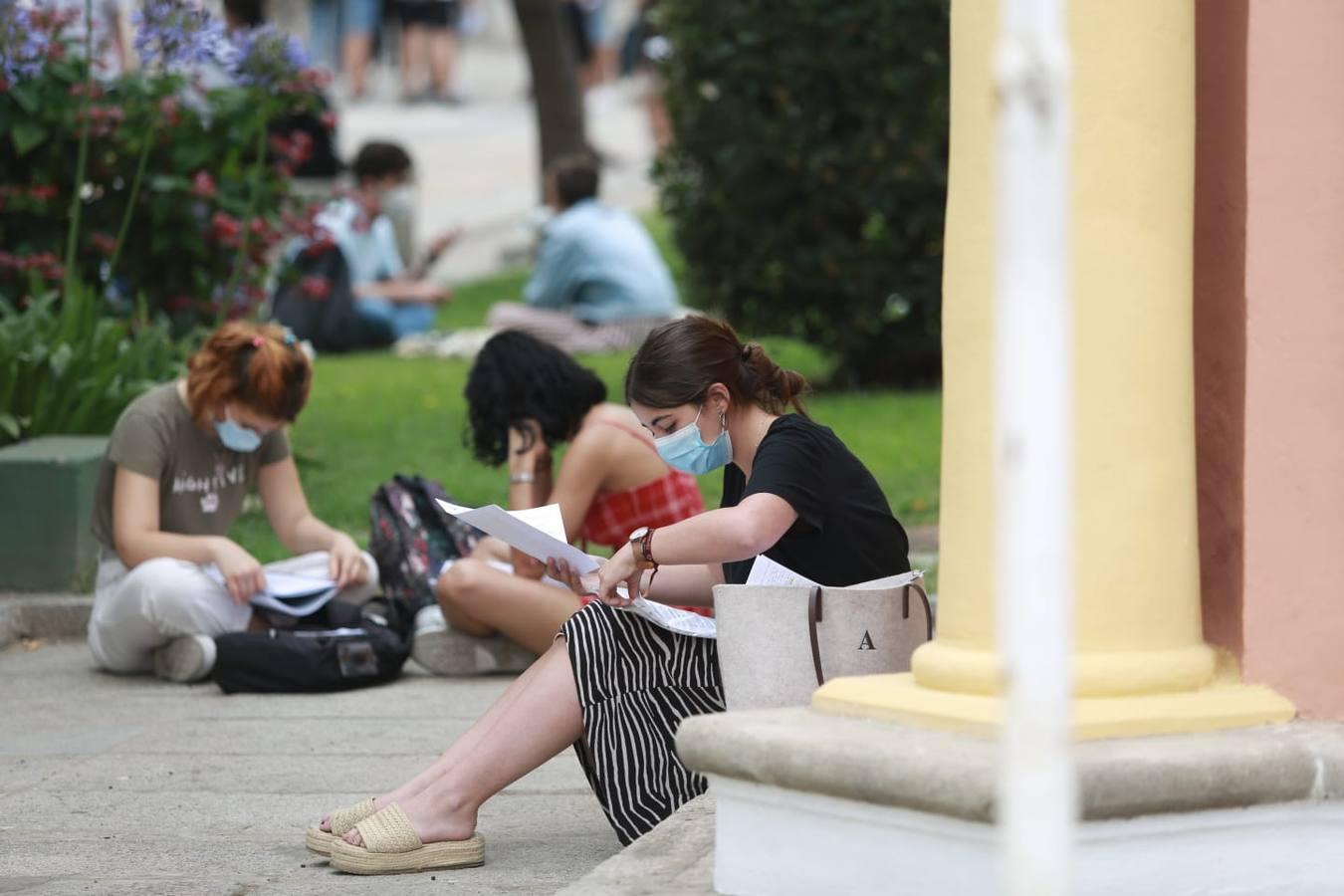 Selectividad 2021: Nervios y tensión en la primera jornada en la Universidad de Sevilla