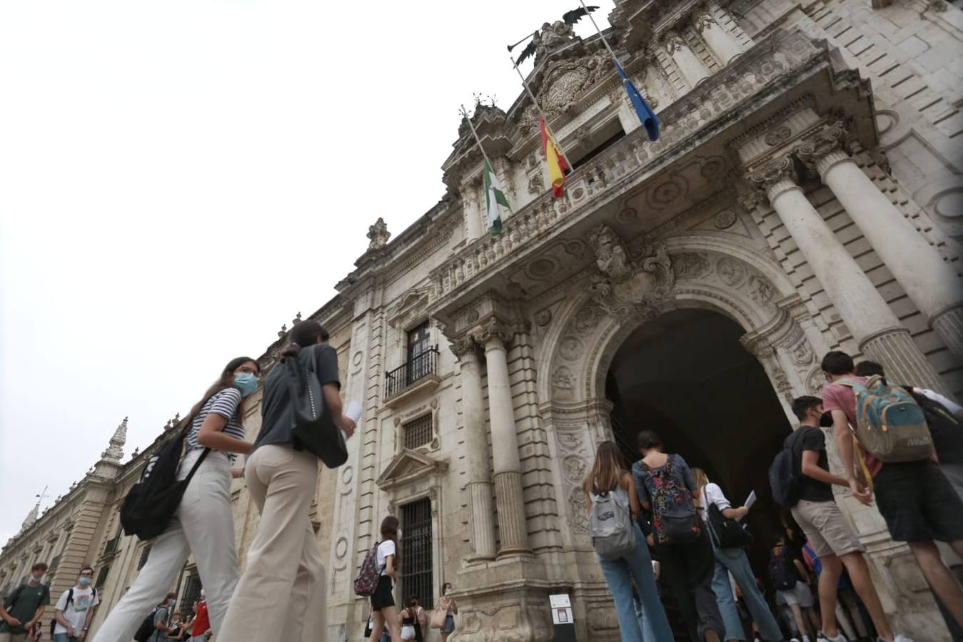 Selectividad 2021: Nervios y tensión en la primera jornada en la Universidad de Sevilla