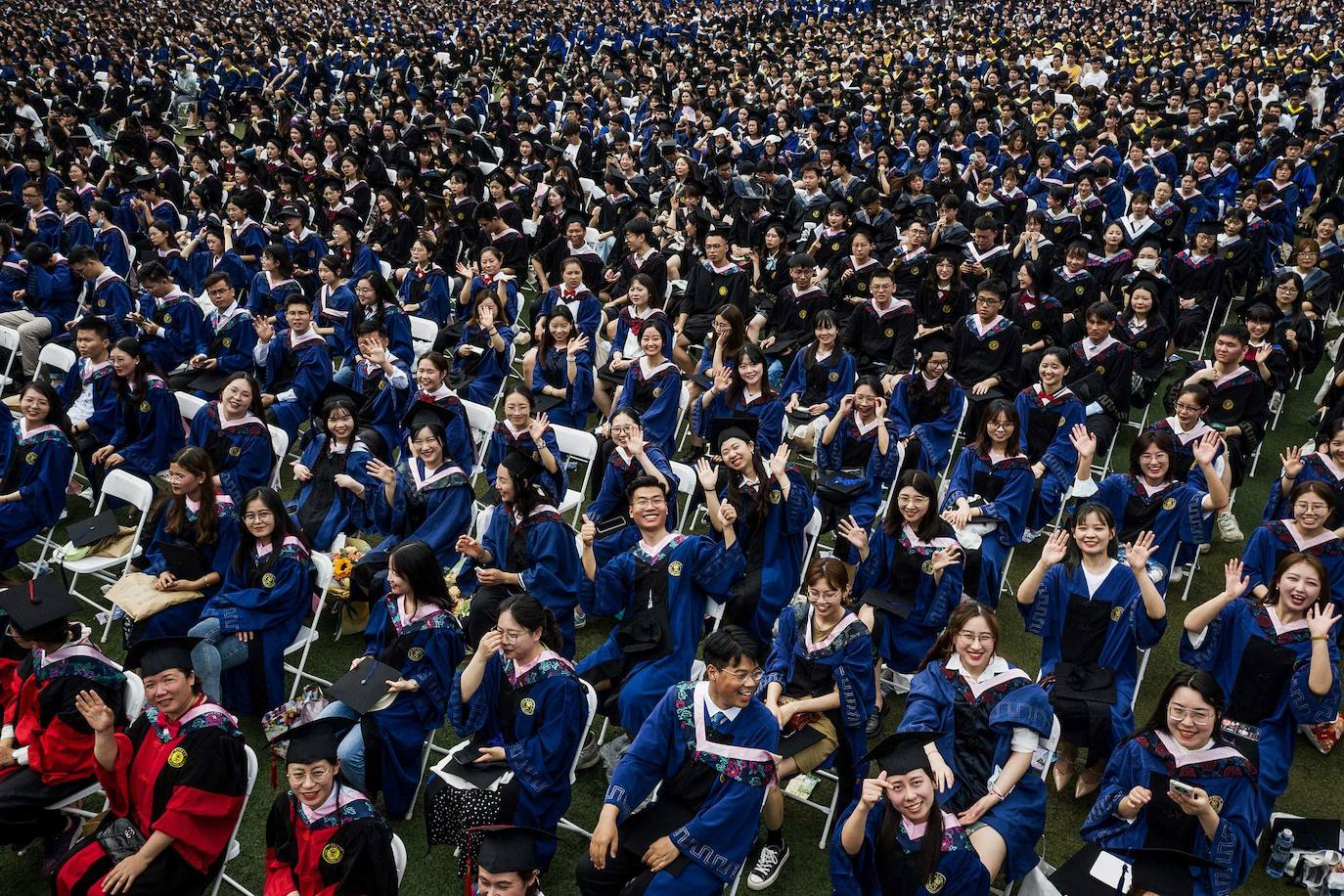 En imágenes: ni distancia ni mascarillas, así se gradúan 11.000 universitarios en Wuhan