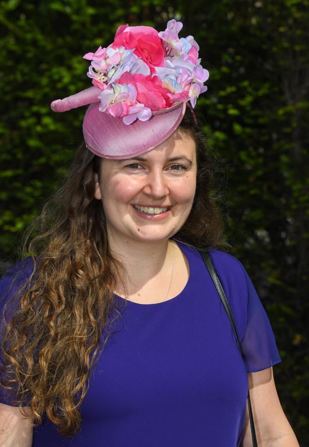 Las flores, el recurso ganador - Los tocados más llamativos de Ascot 2021. Pero si hay una tendencia que no falla, esas son las flores, que se presentan en todas los tamaños, colores y formas.