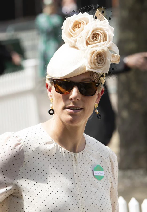 Zara Philips - Los tocados más llamativos de Ascot 2021. La nieta de Isabel II ha combinado su vestido beige de lunares con un sombrero en tonos nude compuesto de tres grandes rosas que se disponían de manera triangular y que incluían una fina red negra a juego con los topos de la prenda.