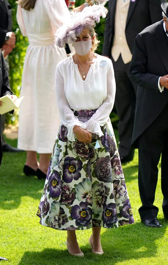 La condesa de Wessex - Los tocados más llamativos de Ascot 2021. Combinó su falda midi de flores con una pamela de plumas que aunaba tanto tonalidades púrpura como otras más violeta.
