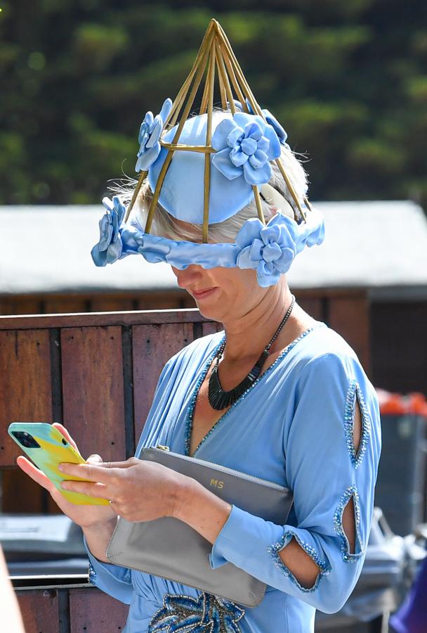 Formas imposibles - Los tocados más llamativos de Ascot 2021. Algunos modelos presentan combinaciones que a priori pueden parecer excesivas  y en las que se observan todo tipo de tendencias: geometrías, flores...