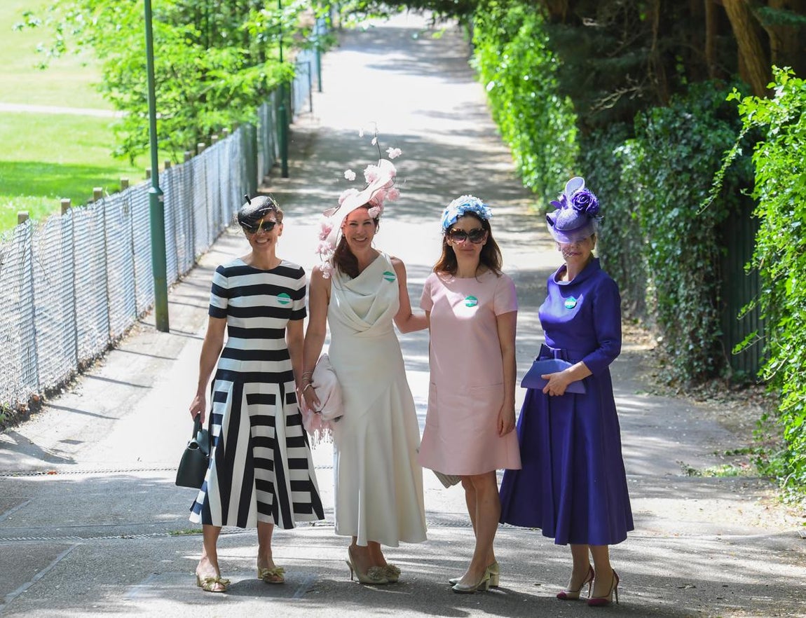 Accesorios clave en el look - Los tocados más llamativos de Ascot 2021. Mientras algunas invitadas prefieren combinar el color de sus sombreros con los de sus vestidos, otras prefieren dar un giro al look con diseños con los que contrasten.