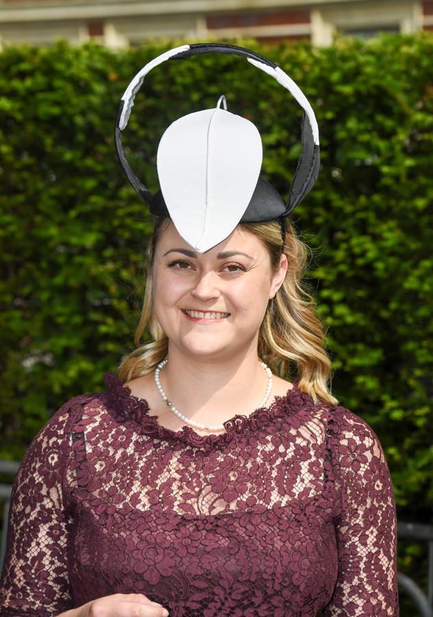 Contrastes llamativos - Los tocados más llamativos de Ascot 2021. El mix bicolor es una altenativa muy recurrente año tras año.