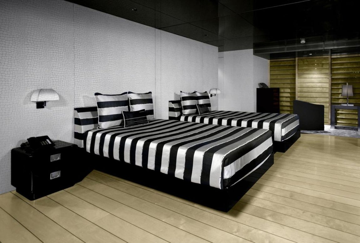 Así es Main, el lujoso yate de Giorgio Armani. El resto de los camarotes son bastante amplios y el lujo se refleja en cada uno de los detalles, desde las sábanas a los cuadros o simplemente la disposición del mobiliario.