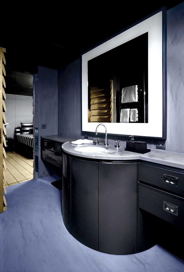 Así es Main, el lujoso yate de Giorgio Armani. Los baños están enriquecidos con mármol y el mobiliario, aunque es de Armani Casa, en este caso ha sido realizado en exclusiva y no está a la venta, de modo que se trata de espacios únicos.