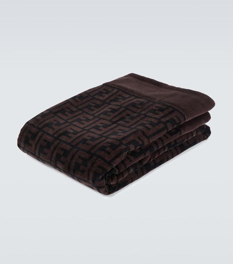 Toalla con 'glamour'. Toalla estampada, de Fendi. Realizada en algodón puro y con un acabado muy suave, cuenta con el logo de la marca en color marrón. Precio: 500 euros.