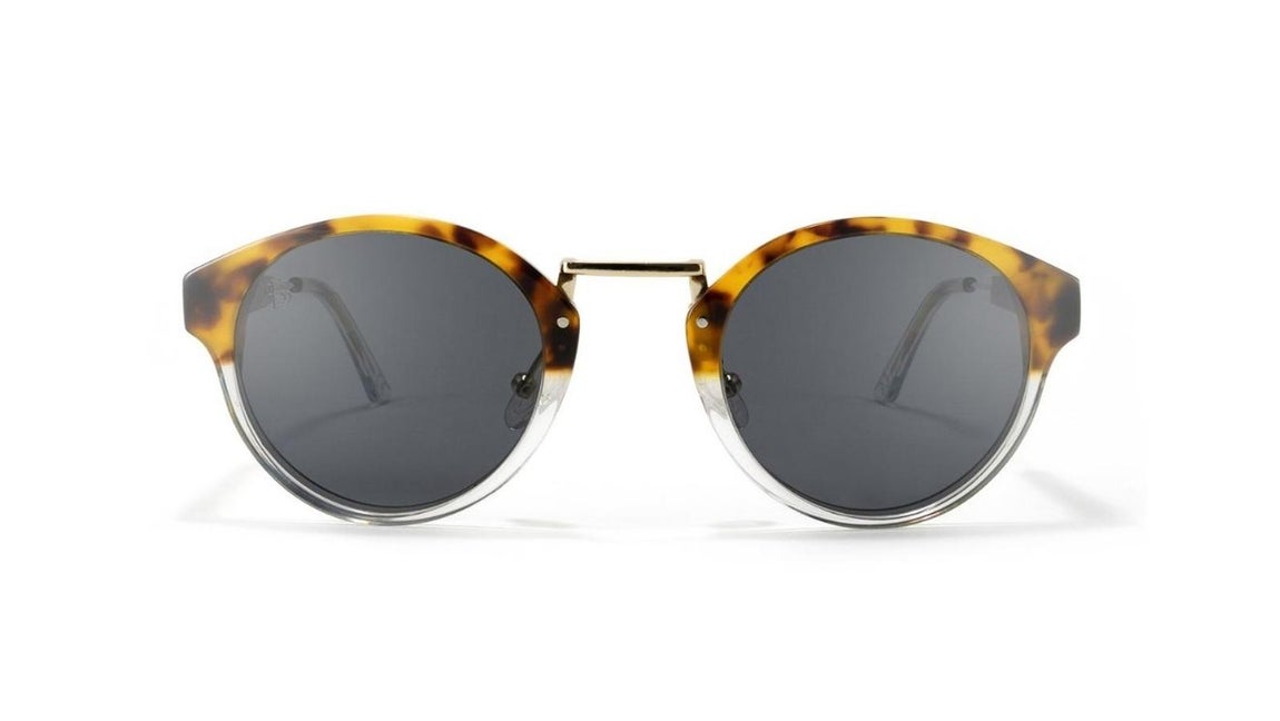 Gafas de sol con personalidad. Gafas de sol modelo Animal Hyena, de Bababu. Montura con un estilo vintage ralizado en acetato marrón carey y transparente, puente de metal dorado, plaquetas de silicona y lentes de sol gris polarizadas. Precio: 65 euros.
