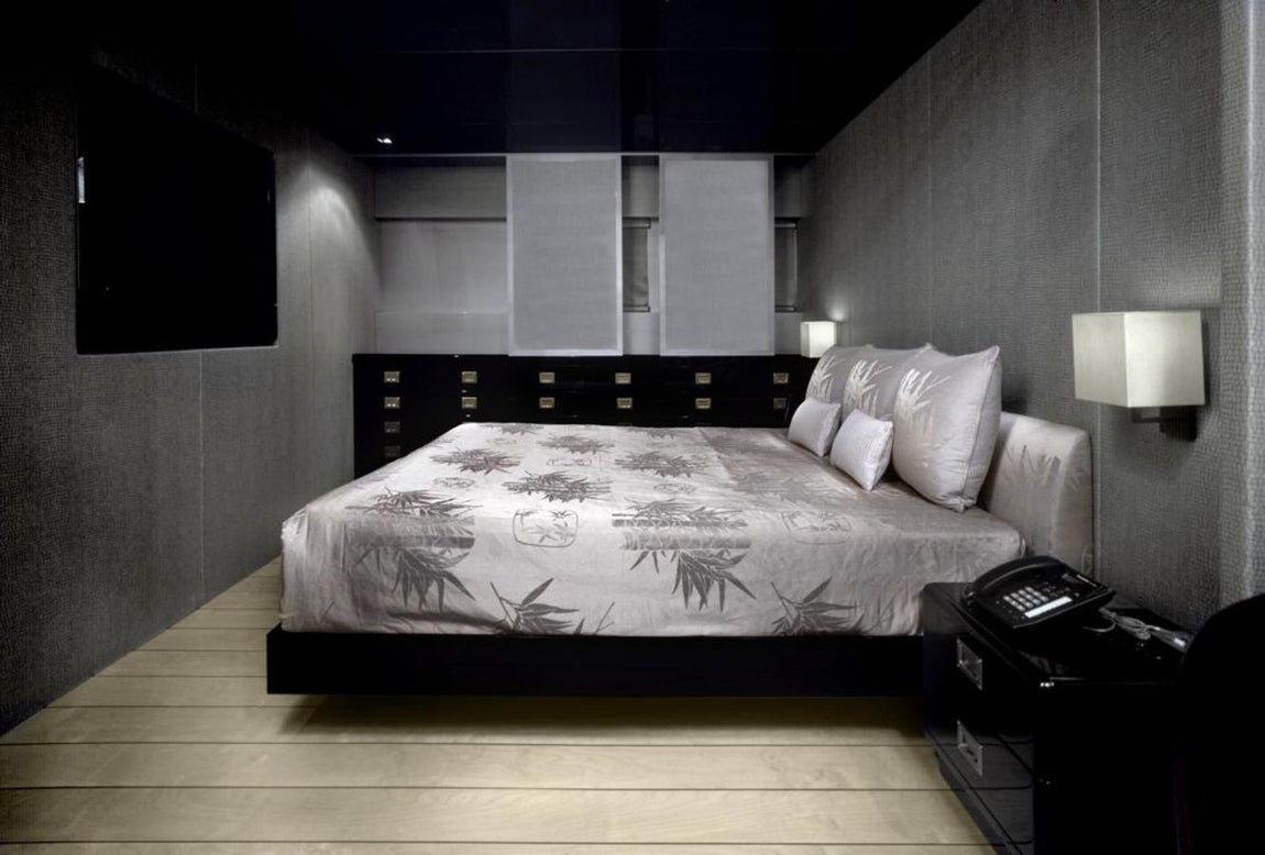 Así es Main, el lujoso yate de Giorgio Armani. En cuanto a los camarotes, el principal posee terraza, un pequeño salón y un amplio baño con jacuzzi. No falta tampoco un vestidor.