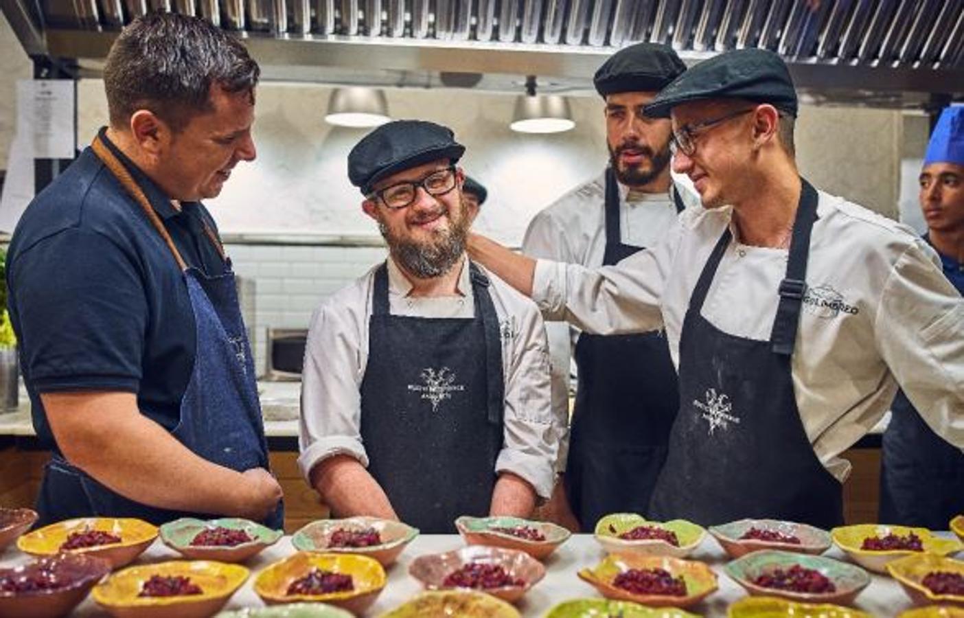 Miguel Herrera (1987), cocinero solidario de Algodonales (Cádiz). Con 3 años perdió a su padre y con 14 empezó a trabajar en hostelería para ayudar a su familia;pasó por ser camarero y ayudante de cocina hasta ser cocinero. Trabajó y se formó hasta crearel mismo varias empresas de cocina y en 2017 fundó la Escuela solidaria “El Golimbreo” parajóvenes vulnerables, con discapacidad o inmigrantes, que reciben formación y a su vez ofrecenlabores sociales, bajo el lema de “trabajo, esfuerzo, honradez y ayuda a los demás”.Distribuyen menús solidarios en colaboración con Cruz Roja. Durante el confinamiento, bajo lainiciativa “Oído Serranía”, elaboró –junto a otros cocineros de la comarca- menús para abastecera familias en exclusión social. Es adjudicatario del servicio de cocina social del Ayuntamiento deRonda y ayuda a domicilio.Rememora, día a día, sus primeros pasos en la cocina con su abuela y las enseñanzas aprendidasen las Escuelas de Hostelería de San Roque y en la de Fernando Quiñones de Cádiz hasta susproyectos en Ronda con “Rustic Experience Andalucía”: “El Cuchareao”, “L17 Rustic Food”, “ElGolimbreo”, Eco Hotel Cueva del Gato y Zerón Agricultura Eco.