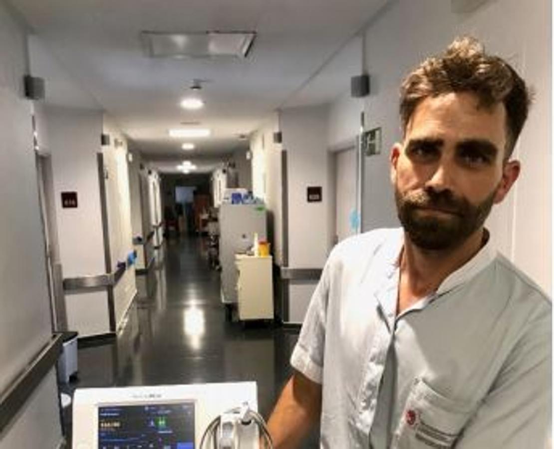 Fernando Gómez Gil (1980), enfermero de Pamplona. En el Complejo Hospitalario de Navarra, Fernando ha trabajado en la atención a los enfermoscon coronavirus desde el inicio y en primera línea de manera continua. Con anterioridad a ella,además de la atención de los pacientes de medicina interna, ha participado en la atención aenfermos de otras unidades hospitalarias como geriatría o la unidad de pool (urgencias, UCI yresto de unidades tanto médicas como quirúrgicas).En este complejo hospitalario de Pamplona ha prestado servicio en la planta Sexta General, quenormalmente albergaba a los pacientes de medicina interna pero que, desde marzo de 2020, seconvirtió en una unidad monográfica de atención al COVID y en la planta de referencia paraluchar contra esta patología.De Fernando, sus compañeros destacan muy especialmente su humanidad, su cercanía y sudedicación en el cuidado de los pacientes, además de su compromiso con la profesiónenfermera, a través de su participación en la elaboración de guías de buenas prácticas, así comoen proyectos de investigación e innovación dentro de su área de conocimiento y enpublicaciones sobre el cuidado de las personas mayores.