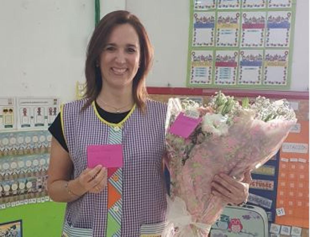 Cristina García Sánchez (1978), maestra de educación infantil de Ceuta. Los últimos dos años han sido muy diferentes para toda la sociedad y, ciertamente también,para la comunidad educativa pues se han enfrentado y han superado un curso escolardiferente y sin precedentes, en el que Cristina considera que sus alumnos de Infantil son losauténticos héroes y que han enseñado más de lo que han aprendido.Como maestra ha recurrido a la inspiración y al estímulo para hacer que los niños disfrutarande lo que, en ese momento, tenían, sin pensar en lo que habían perdido; además de motivarlespara que valoraran y se ilusionaran con detalles que, en otros momentos, podrían resultarinsignificantes, que se supieran adaptarse a difíciles horarios, nuevas normas y cambios dehábitos con una capacidad contagiosa y envidiable.